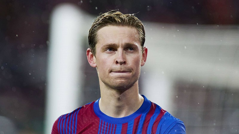 Barcelona trvá na odchodu Frenkieho de Jonga